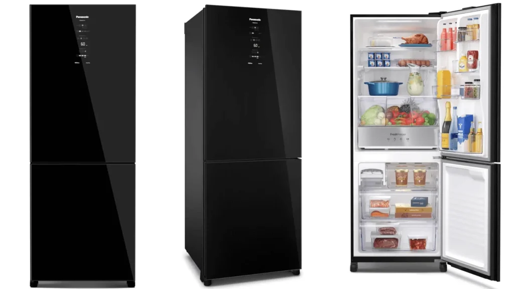 Geladeira Panasonic Frost Free Inverse Black Glass 450L BB65 vista em três ângulos: frontal com acabamento em vidro espelhado preto, lateral destacando o design elegante e interior aberto mostrando organização dos alimentos em prateleiras, gavetas e compartimentos. Melhor geladeira Frost Free custo-benef´´icio